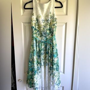 Danny & Nicole size 6 Lace floral garden dress with belt.